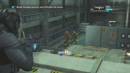 Gdy już pozbędziemy się działka, ruszamy do przodu i eliminujemy przeciwników wyskakujących na nas między innymi z góry po prawej oraz lekko z dołu po lewej - Rozdział 1 Hit and Run (2) | Opis przejścia Binary Domain - Binary Domain - poradnik do gry