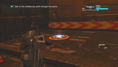 Dotrzemy do zamkniętych metalowych wrót, zanim je otworzymy przyciskiem po lewej warto skorzystać z ładowarki znajdującej się po prawej stronie - Rozdział 1 Hit and Run (3) | Opis przejścia Binary Domain - Binary Domain - poradnik do gry