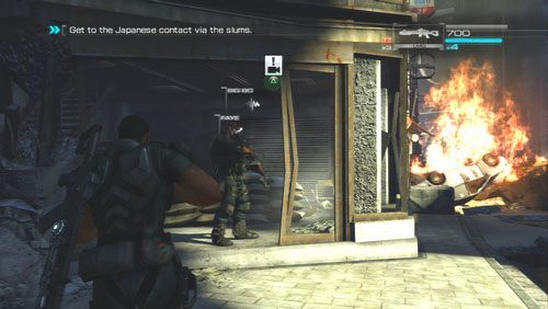 Po krótkiej pogawędce z kompanami przeszukujemy okolice w celu uzupełnienia zapasów amunicji i skorzystania ze sklepu - Rozdział 2 Yearn For Refuge (1) | Opis przejścia Binary Domain - Binary Domain - poradnik do gry