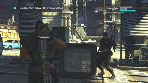 W tym momencie na placu pojawią się wrogie jednostki - Rozdział 2 Yearn For Refuge (2) | Opis przejścia Binary Domain - Binary Domain - poradnik do gry