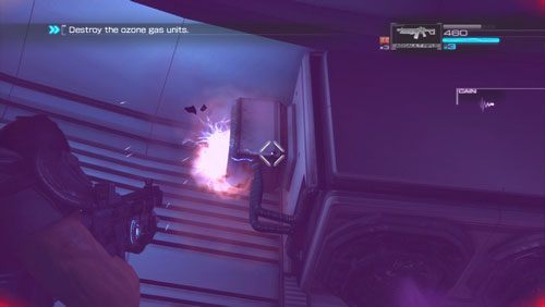 Do pomieszczenia zacznie dostawać się trujący gaz, a naszym celem stanie się zniszczenie czterech skrzynek przyczepionych do pojemników z gazem - Rozdział 3 Bad Ground (2) | Opis przejścia Binary Domain - Binary Domain - poradnik do gry