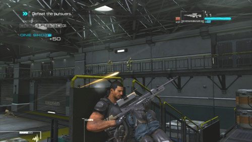 Zanim zbiegniemy po schodach dobrze jest wykończyć wrogów rozstawionych na balkonie po prawej stronie, ponieważ nie schowamy się przed nimi za zasłonami na niższym poziomie - Rozdział 4 Reafuse and Resist (2) | Opis przejścia Binary Domain - Binary Domain - poradnik do gry