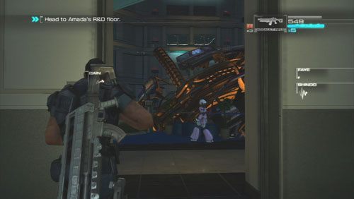 Po oczyszczeniu sali prowadzimy krótki dialog z kompanami i przechodzimy do pomieszczenia, w którym walczyliśmy z żyrandolem - Rozdział 5 Intelligent Artifice (2) | Opis przejścia Binary Domain - Binary Domain - poradnik do gry