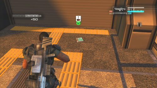 Po zejściu po schodach udajemy się w prawo (zamiast w lewo za kompanami) by odnaleźć leżący pod zamkniętą bramą Secur-Com - Rozdział 4 | Bonusy (Secur-Com) Binary Domain - Binary Domain - poradnik do gry