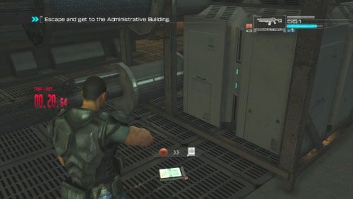 Po zeskoczeniu na ziemię zamiast wbiec po schodach przed nami udajemy się kawałek w prawo by odnaleźć leżący po prawej stronie Secur-Com - Rozdział 5 | Bonusy (Secur-Com) Binary Domain - Binary Domain - poradnik do gry