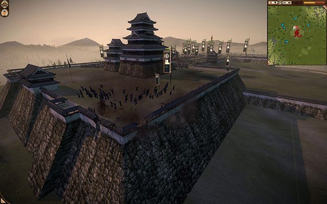 To bynajmniej nie bouncy castle - tak w Zmierzchu samurajów wygląda trafiony kulą armatnią odział piechoty stojący na murach. - Oblężenia | Bitwa na lądzie | SHOGUN 2 - Zmierzch Samurajów - Total War: SHOGUN 2 - Zmierzch Samurajów - poradnik do gry