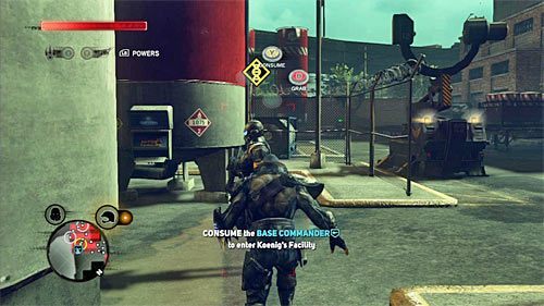 Po znalezieniu się wewnątrz bazy poświęć kilka chwil na odszukanie patrolującego cały ten teren dowódcy, uważając przy tym na to żeby nie zostać zdemaskowanym przez okoliczne detektory wirusów - 10 - The Mad Scientist | Główny wątek fabularny Prototype 2 - Prototype 2 - poradnik do gry