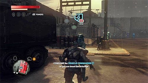 Po znalezieniu się wewnątrz bazy odszukaj poszukiwaną osobę i zacznij ją śledzić, uważając przy tym na okoliczne detektory wirusów - 13 - The Airbridge | Główny wątek fabularny Prototype 2 - Prototype 2 - poradnik do gry