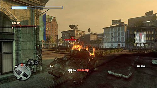 Walka z hydrami jest już wyraźnie trudniejsza i musisz skupić się przede wszystkim na unikaniu rzucanych przez hydry dużych kawałków betonu (powyższy screen), albowiem każde trafienie oznacza poważne zniszczenia wozu opancerzonego - 14 - Enemies and Allies | Główny wątek fabularny Prototype 2 - Prototype 2 - poradnik do gry