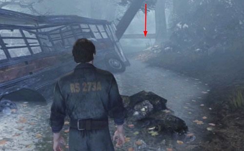 Po odzyskaniu przytomności, przejdź pod zawalonym drzewem na wprost autobusu - Las - Misja główna - droga do Devils Pitstop | Devils Pitstop - Silent Hill: Downpour - poradnik do gry