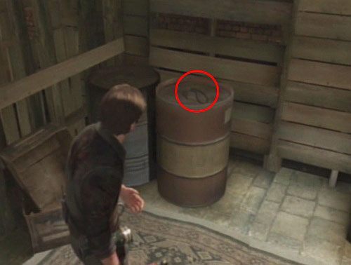 W następnym pomieszczeniu, na beczce po lewej stronie znajdziesz Piece of Wire - Misja główna - powrót do rzeczywistości | Devils Pitstop | Silent Hill Downpour - Silent Hill: Downpour - poradnik do gry