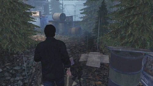 Ponownie na zewnątrz, znajdź przejście pomiędzy domkami pokazanymi na screenie - Misja główna - automat Jail Break | Devils Pitstop | Silent Hill Downpour - Silent Hill: Downpour - poradnik do gry