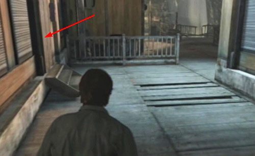 Idź dalej i wyjdź na zewnątrz, gdzie zobaczysz jak przeciwnik wciąga ofiarę za róg - Misja główna - kolejka | Devils Pit | Silent Hill Downpour - Silent Hill: Downpour - poradnik do gry