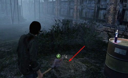 Na prawo od ławki przy której znalazłeś harpun (mając ławkę za plecami), znajdziesz kolejny relikt do wykopania - Misje poboczne (2) | Silent Hill cz.1 | Silent Hill Downpour - Silent Hill: Downpour - poradnik do gry