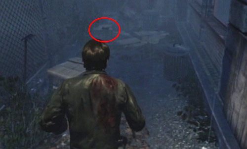 Przejdź zaułkiem do końca, aż znajdzie się na większym ogrodzonym placu - Misja główna - droga do budynku Centennial | Silent Hill cz.2 - Silent Hill: Downpour - poradnik do gry