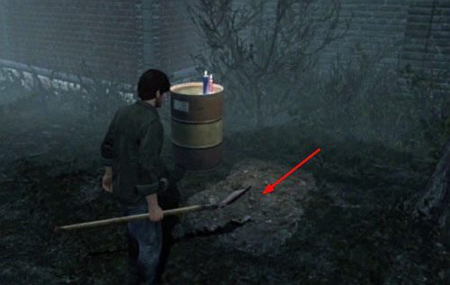 Podążając dalej tym zaułkiem, dojdziesz do większego ogrodzonego placu - Misje poboczne (1) | Silent Hill cz.2 | Silent Hill Downpour - Silent Hill: Downpour - poradnik do gry