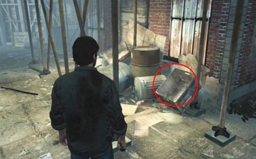 Korzystając ze skrót, zaraz za rogiem w kartonie, odnajdziesz kolejny przedmiot Shadow Symbol: Enlightenment do misji pobocznej Shadow Play - Misje poboczne (2) | Silent Hill cz.2 | Silent Hill Downpour - Silent Hill: Downpour - poradnik do gry