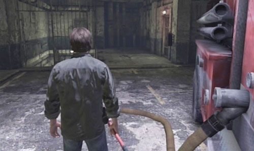 Teraz podejdź do drzwi na lewo od wozu strażackiego i zniszcz kłódkę, aby otworzyć drzwi - Misja główna - parking | Budenk Centennial | Silent Hill Downpour - Silent Hill: Downpour - poradnik do gry