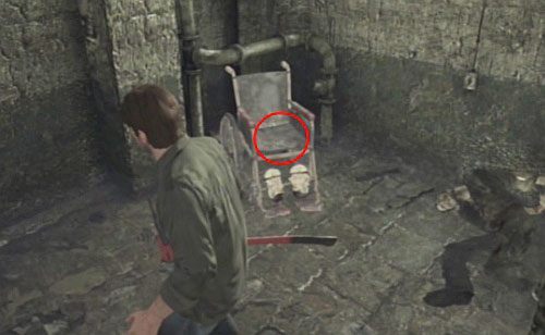 Zejdź na dół, gdzie na końcu korytarza, na wózku inwalidzkim, znajdziesz Security Card - Misja główna - parking | Budenk Centennial | Silent Hill Downpour - Silent Hill: Downpour - poradnik do gry