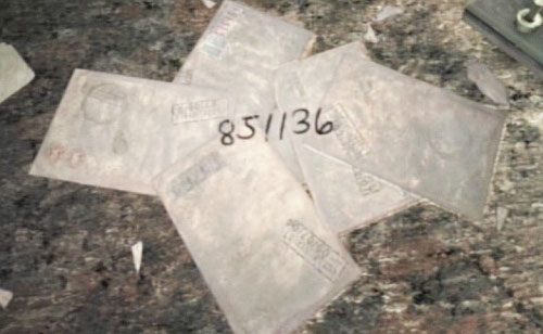 Musisz ułożyć koperty w taki sposób, aby otrzymać numer 851136 - Misja główna - ułożenie kopert | Budenk Centennial | Silent Hill Downpour - Silent Hill: Downpour - poradnik do gry