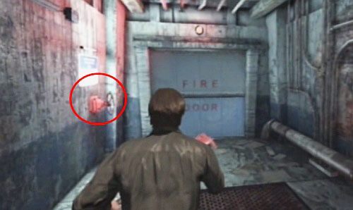 Zacznij uciekać przez jedyne otwarte drzwi korytarzem, przewracając mijane klatki - Misja główna - inny wymiar | Budenk Centennial | Silent Hill Downpour - Silent Hill: Downpour - poradnik do gry