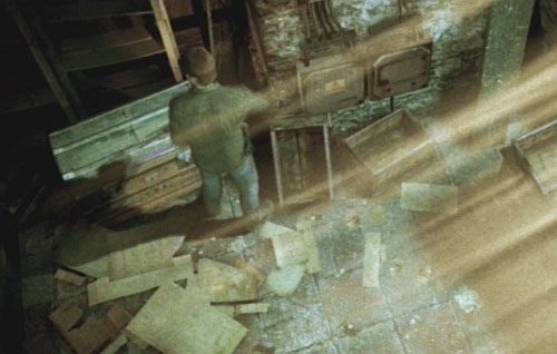 Przechodź przez kolejne pomieszczenie, aż trafisz do pokoju ze skrzynią, na której użyj Key, by ze skrzyni podnieść Złoty pistolet i amunicję - Misje poboczne (2) | Silent Hill cz.3 | Silent Hill Downpour - Silent Hill: Downpour - poradnik do gry