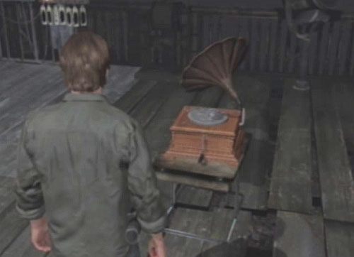 Podejdź do gramofonu na środku pomieszczenia, użyj Vinyl Record i pokręć korbką - Misja główna - pomieszczenie ze sceną | Klasztor | Silent Hill Downpour - Silent Hill: Downpour - poradnik do gry
