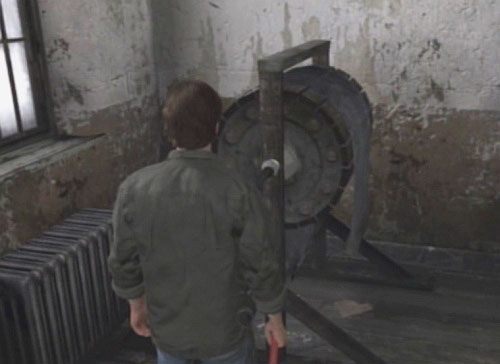 Teraz podejdź do urządzenia w rogu pomieszczenia i pokręć korbą - Misja główna - pomieszczenie ze sceną | Klasztor | Silent Hill Downpour - Silent Hill: Downpour - poradnik do gry