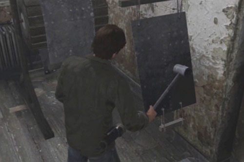 Teraz przejdź na prawo od wcześniejszego urządzenia i uderz młotem w blachę - Misja główna - pomieszczenie ze sceną | Klasztor | Silent Hill Downpour - Silent Hill: Downpour - poradnik do gry