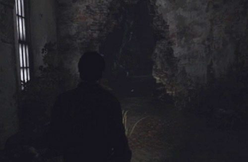 Po przerywniku, scenografia stanie się rzeczywistością, a Ty znajdziesz się w środku lasu - Misja główna - skrzynia w domku na scenie | Klasztor | Silent Hill Downpour - Silent Hill: Downpour - poradnik do gry