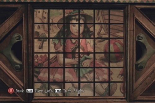 Musisz obracać tak elementami układanki, aby otrzymać obrazek dziewczynki trzymającej lalkę - Misja główna - skrzynia w domku na scenie | Klasztor | Silent Hill Downpour - Silent Hill: Downpour - poradnik do gry