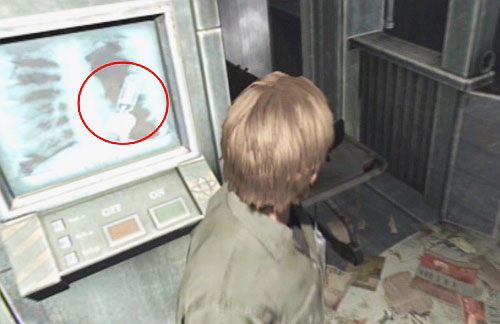 Wprowadzaj po kolejne łóżka z przeciwnikami, aż na zdjęciu zobaczysz klucz - Misja główna - pomieszczenie z rentgenem i zwłokami | Klasztor - Silent Hill: Downpour - poradnik do gry