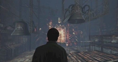 Wróć na dół i przejdź przez przejście na ścianie - Misja główna - inny wymiar, pomieszczenie ze sceną | Klasztor - Silent Hill: Downpour - poradnik do gry