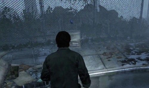 Przed Sobą, po lewej stronie ulicy, znajdziesz klatkę z ptakiem (misja poboczna: Side Bird Cage 3/5) - Misje poboczne (2) | Silent Hill cz.4 | Silent Hill Downpour - Silent Hill: Downpour - poradnik do gry