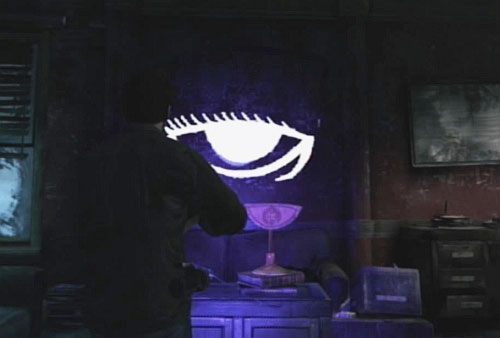 Teraz musisz obrócić Soul-Eye w taki sposób, by cień przedmiotu przy użyciu światła latarki, stworzył symbol przedstawiony na screenie - Misje poboczne (2) | Silent Hill cz.4 | Silent Hill Downpour - Silent Hill: Downpour - poradnik do gry