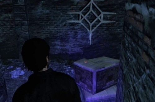 Teraz obróć przedmiot tak, by jego cień przy użyciu światła latarki, stworzył na ścianie symbol pokazany na screenie - Misje poboczne (2) | Silent Hill cz.4 | Silent Hill Downpour - Silent Hill: Downpour - poradnik do gry
