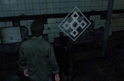 Teraz obróć symbol, tak by jego cień w świetle latarki stworzył symbol widoczny na screenie - Misje poboczne (3) | Silent Hill cz.4 | Silent Hill Downpour - Silent Hill: Downpour - poradnik do gry