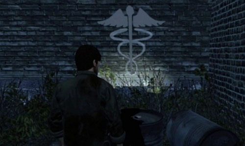 Podejdź do symbolu Healing i ustaw przedmiot tak, by jego cień w świetle latarki stworzył symbol przedstawiony na screenie - Misje poboczne (3) | Silent Hill cz.4 | Silent Hill Downpour - Silent Hill: Downpour - poradnik do gry