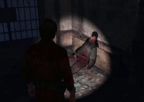 Zejdź schodami jeszcze niżej, a przy martwym strażniku znajdziesz latarkę oraz Access Card - Misja główna - block A3 | Więzienie | Silent Hill Downpour - Silent Hill: Downpour - poradnik do gry