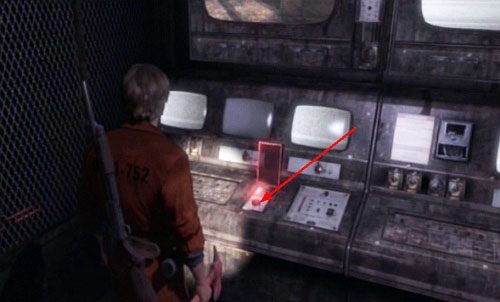 Teraz musisz poczekać chwilę, aż będziesz mógł użyć przycisku pod monitorami - Misja główna - block A2 i A3 | Więzienie | Silent Hill Downpour - Silent Hill: Downpour - poradnik do gry