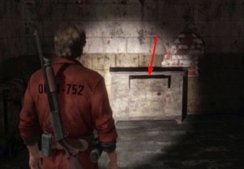 Na prawo od szafek jest cela, w której znajdziesz kolejną notkę w szufladzie - Misja główna - Ckeckout Zone | Więzienie | Silent Hill Downpour - Silent Hill: Downpour - poradnik do gry