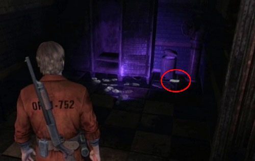 W następnym pomieszczenia, znajdziesz latarkę UV oraz notkę - Misja główna - Ckeckout Zone | Więzienie | Silent Hill Downpour - Silent Hill: Downpour - poradnik do gry