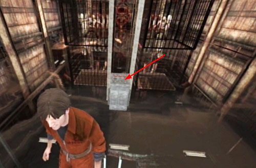 Kiedy obaj przeciwnicy, znajdą się w klatkach, zobaczysz podnoszący się panel z przyciskiem - Misja główna - Inny wymiar, obracane pomieszczenia | Więzienie - Silent Hill: Downpour - poradnik do gry