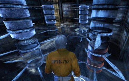 W środku stań na przycisku na podłodze, zaraz za wejściem - Misja główna - Inny wymiar, obracane pomieszczenia | Więzienie - Silent Hill: Downpour - poradnik do gry