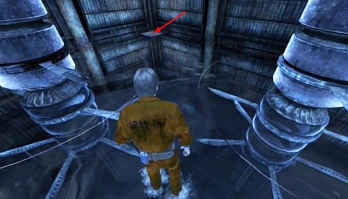 Będąc na środku, przejdź między wciąż wirującymi ostrzami na prawo (prawy górny róg, patrząc od wejścia do tego pomieszczenia), do kolejnego przycisku (strzałka) - Misja główna - Inny wymiar, obracane pomieszczenia | Więzienie - Silent Hill: Downpour - poradnik do gry