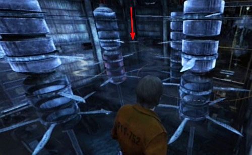 Kiedy staniesz na przycisku, ostrze po przeciwnej stronie pomieszczenia zatrzyma się, otwierając drogę do kolejnego przycisku - Misja główna - Inny wymiar, obracane pomieszczenia | Więzienie - Silent Hill: Downpour - poradnik do gry