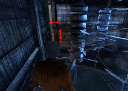 Stając na przycisku zatrzymasz kolejne ostrze i będziesz mógł przejść do wyjścia z tego pomieszczenia (przy wyjściu znajdziesz apteczkę) - Misja główna - Inny wymiar, obracane pomieszczenia | Więzienie - Silent Hill: Downpour - poradnik do gry