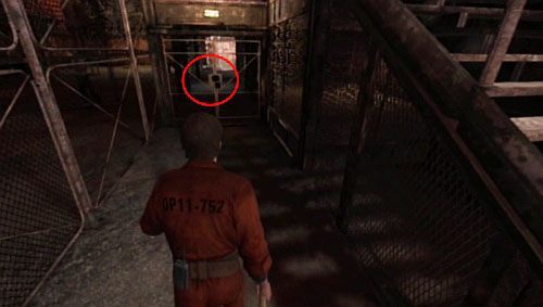 Teraz wejdź do budki po lewej stronie, gdzie znajdziesz gaśnicę oraz użyj dzwigni - Misja główna - inny wymiar, dziedziniec | Więzienie | Silent Hill Downpour - Silent Hill: Downpour - poradnik do gry