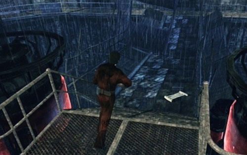Kiedy Ci się uda zacznij wracać do poprzedniej maszyny, gdzie w połowie drogi, po lewej stronie, zobaczysz zejście po schodach na mostek, z których skorzystaj - Misja główna - ostatni boss | Więzienie | Silent Hill Downpour - Silent Hill: Downpour - poradnik do gry