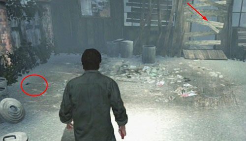Po wyjściu na zewnątrz skręć w lewo i podążaj schodami w dół, aż dojdziesz do parkingu - Misje poboczne (1) | Silent Hill cz.1 | Silent Hill Downpour - Silent Hill: Downpour - poradnik do gry